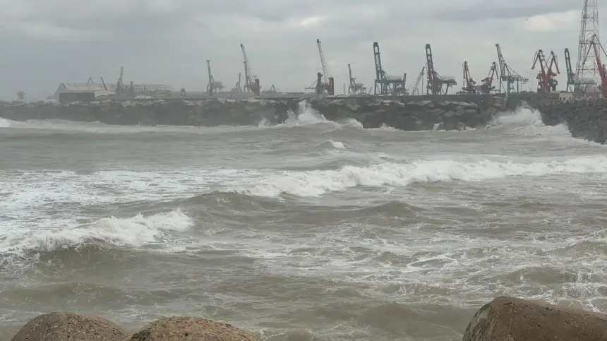 بعد الأمطار الأخيرة… أمواج قويّة ورياح عاتية تتلاطم قرب مسجد الحسن الثاني في الدار البيضاء