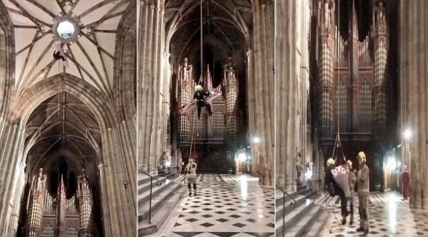 إنقاذ قارع أجراس علق على ارتفاع 100 قدم