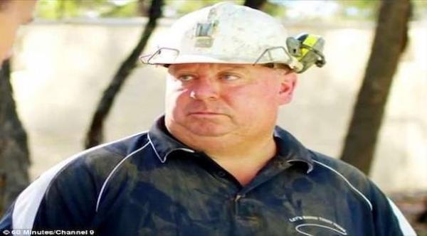 يمضي 8 سنوات في حفر منجم بنفسه لاستخراج جثة شقيقه