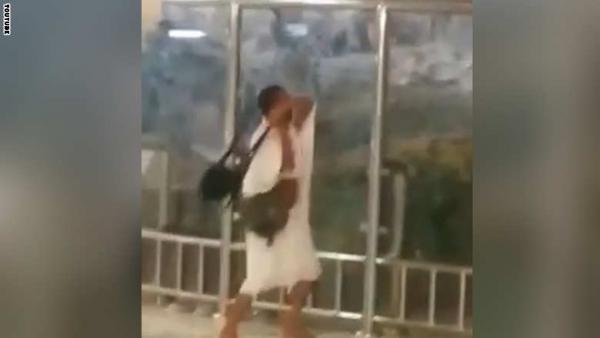 بالفيديو .. يمني يصيح "أنا المهدي" ويُحطّم زجاج "جبل الصفا" بالحرم المكي