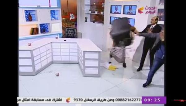 شجار على المباشر .. داعية إسلامي يسب شيعي ويضربه بالكرسي