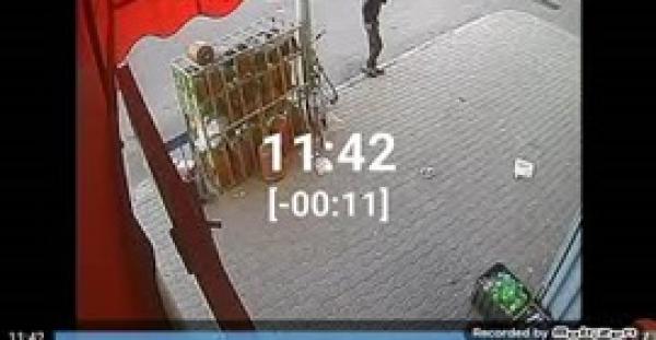 بالفيديو.. لحظة سرقة لص دراجة هوائية أمام دكان