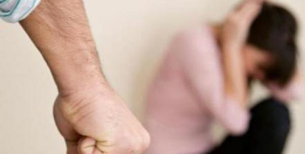 مغربي "يُشرمل" زوجته ويتهمها بأنها "خنثى"