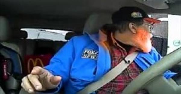 بالفيديو.. مراسل يتعرض لموقف محرج على الهواء