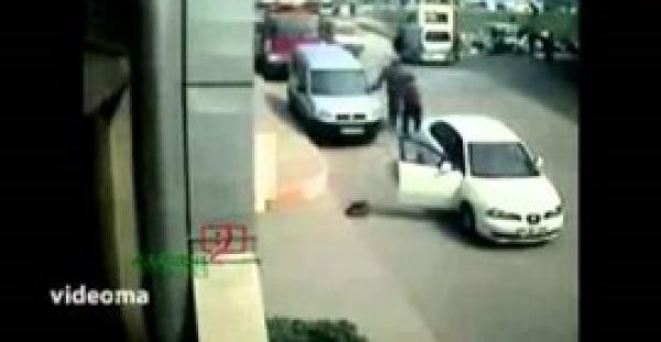 بالفيديو.. شاب يعتدي على فتاة ويجبرها على ركوب السيارة معه