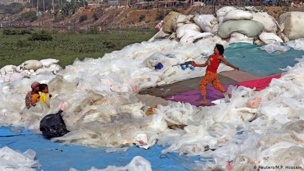 دراسة تقرع ناقوس الخطر حول الاستهلاك البشري للبلاستك