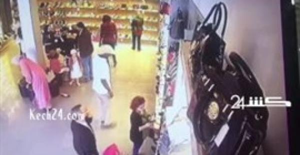 بالفيديو.. لحظة سرقة حقيبة من سائحة داخل متجر بمراكش