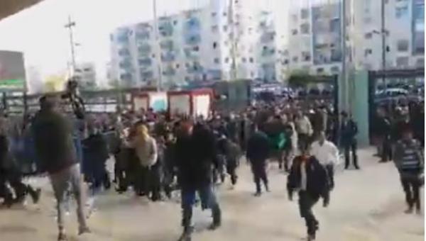 بالفيديو .. بعد شوهة المنتدى الإقتصادي ، جزائريون يقتحمون معرض السيارات بوهران