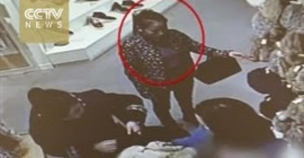 بالفيديو : سرقة "آيفون 6" من حقيبة سيدة بمهارة عالية