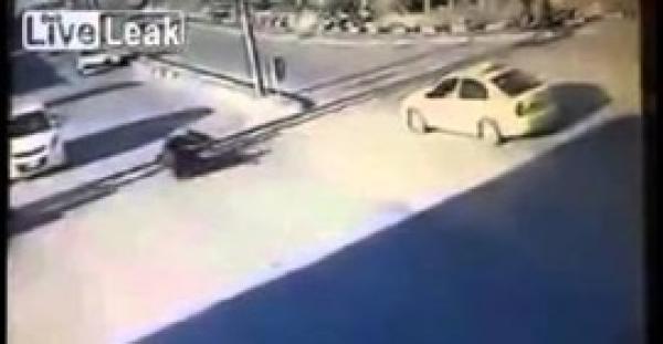 بالفيديو.. حصان يطير في الهواء بعد اصطدامه بـ«تاكسي»