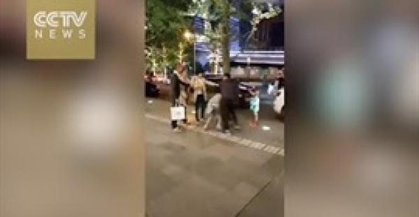 بالفيديو.. رجل يضرب زوجته أمام ابنته في الشارع