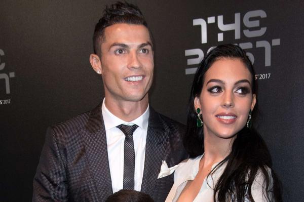 بالفيديو.. رونالدو يستعين بصديقته لقص شعره أثناء العزل المنزلي