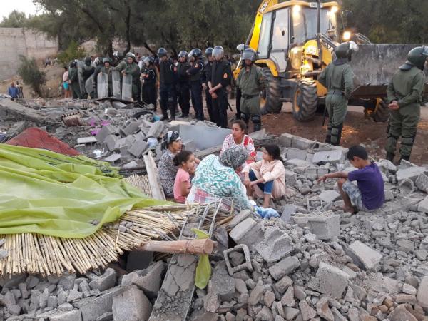 عاجل... القوات العمومية تهدم 5 منازل غير قانونية والساكنة تقاوم وتحتج  -فيديو-