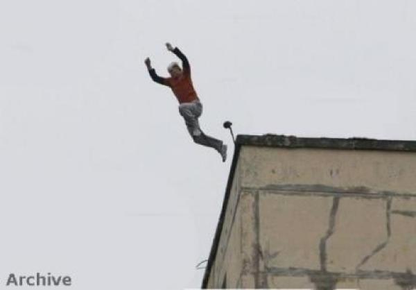 عدوى الانتحار تصل للجامعات: استاذ جامعي يرمي بنفسه من سطح المنزل