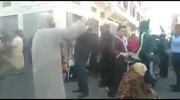 مغربي يثور في وجه خطيب مسجد بسبب فاجعة نيوزيلندا