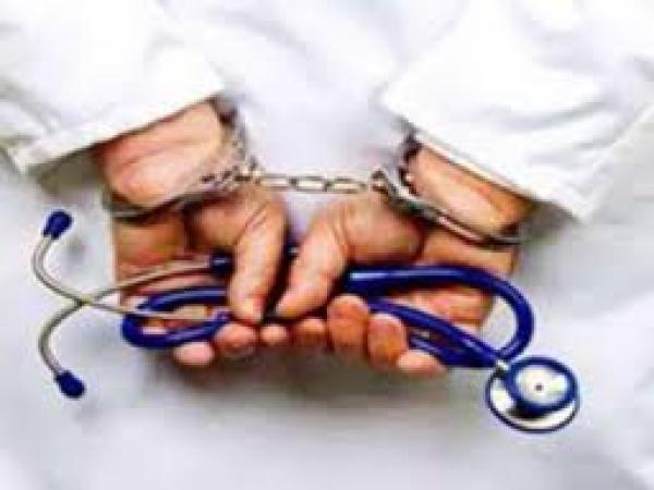  الطبيب "مول الرشوة" الذي صنع الحدث على اليوتوب يخضع للتحقيق بفاس