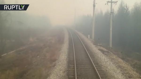 قطار ركاب يواصل سيره عبر حريق في غابات روسيا