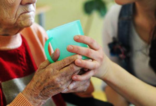 نقص السوائل يوقع المسن في دوامة الهذيان