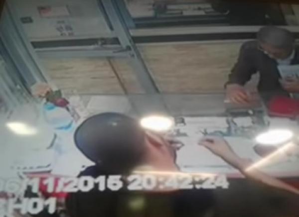 بالفيديو : كاميرا مراقبة ترصد زبون سرق محل لبيع المجوهرات