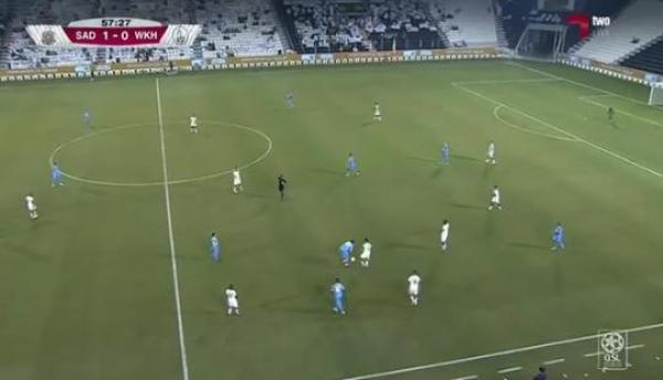 لقطة متولي و تشافي في لقاء بالدوري القطري