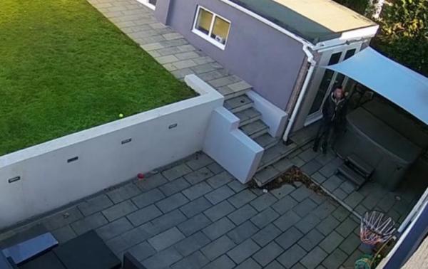 بالفيديو: لص يقتحم منزل مهندس كاميرات مراقبة بوضح النهار