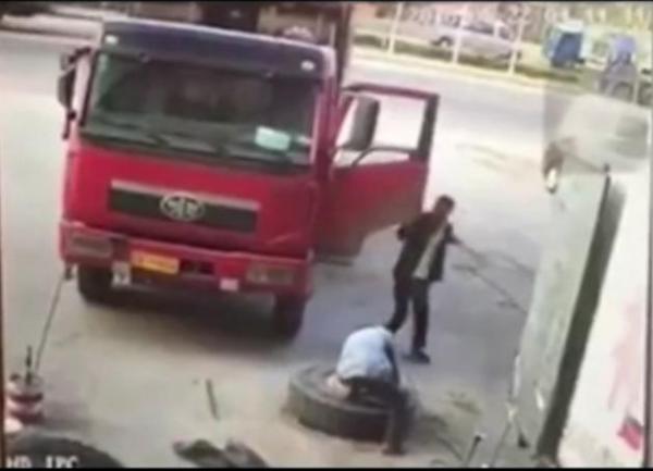 بالفيديو: انفجار إطار شاحنة يقذف عامل الصيانة في الهواء