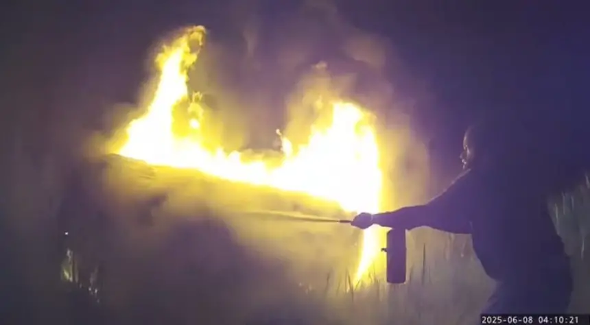 شاهد عملية إنقاذ امرأة من الموت حرقا داخل سيارة مشتعلة