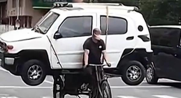 أغرب من الخيال: ينقل سيارة دفع رباعي على دراجة هوائية (فيديو)