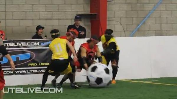 فيديو: كندي يبتكر لعبة كرة قدم تسمح بصعق اللاعبين