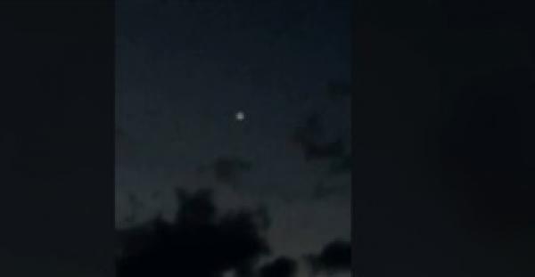 بالفيديو.. مراهق يرصد جسما غريبا متوهجا في السماء