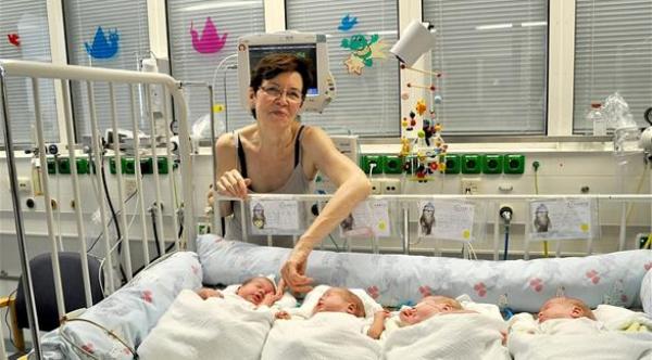 جدة ألمانية تخرج من المستشفى بأربعة توائم أنجبتهم بصحة جيدة