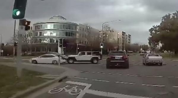 تساعد خطيبها على الهروب من السجن بواسطة سيارة تدريب مسروقة