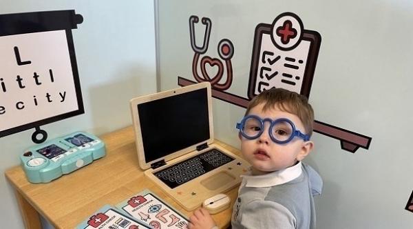 يبلغ من العمر فقط 3 سنوات ويستطيع القراءة والكتابة وتكلم 6 لغات