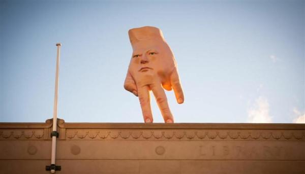 مدينة نيوزيلندية تودع تمثال اليد العملاق "كواسي" بعد خمسة أعوام من الجدل