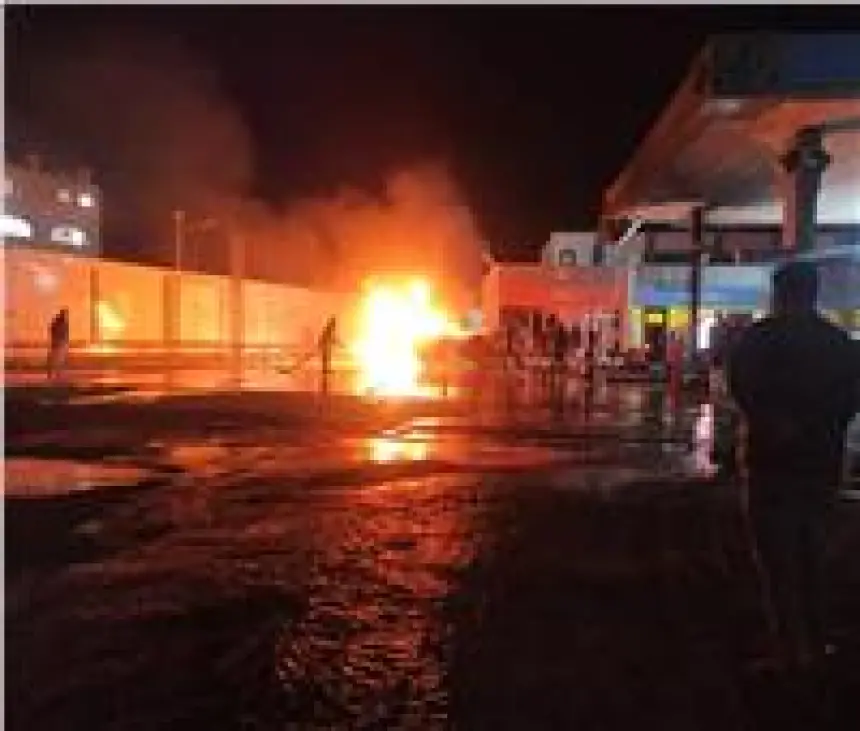 سيجارة تُشعل حريقًا في محطة وقود بالهند… وفيديو يوثق لحظات الكارثة