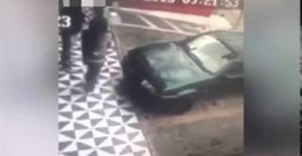 بالفيديو.. سائق يلقن امرأة درسًا حاولت الجلوس على سيارته