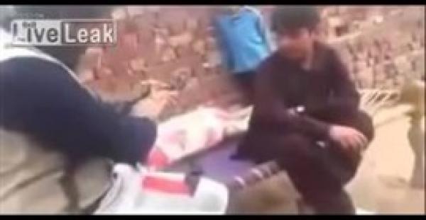 بالفيديو.. رجل كاد يقتل طفله أثناء تنظيف سلاحه