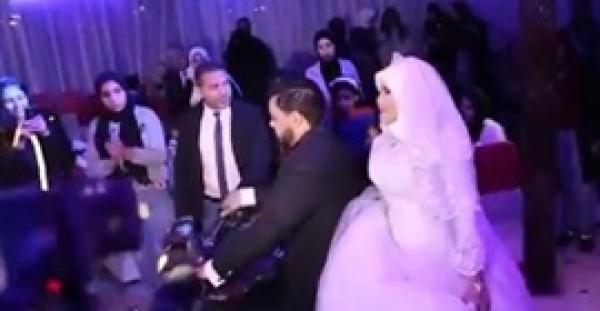 بالفيديو.. عروسان يدخلان القاعة بـدراجة نارية