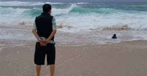 بالفيديو.. لقطات مروعة لموجة قوية تبتلع طفلا