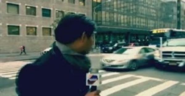 بالفيديو .. حادث على الهواء يصيب مراسلا بالذعر