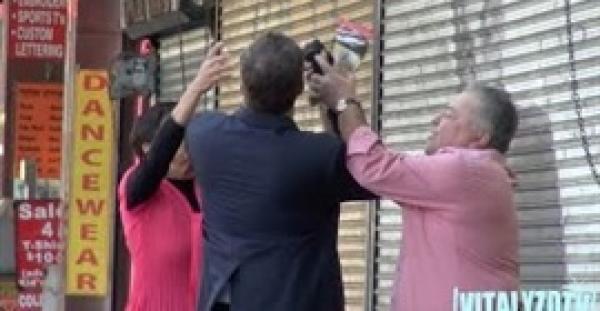 بالفيديو.. أحد أفراد عصابات المافيا ينفذ مقلبا قاسيا في المارة