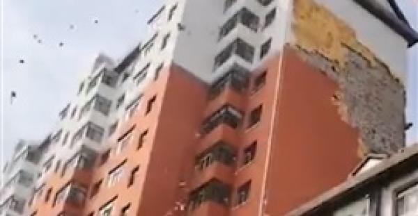 لحظة إسقاط الرياح حائطا ضخما  لعمارة (فيديو)