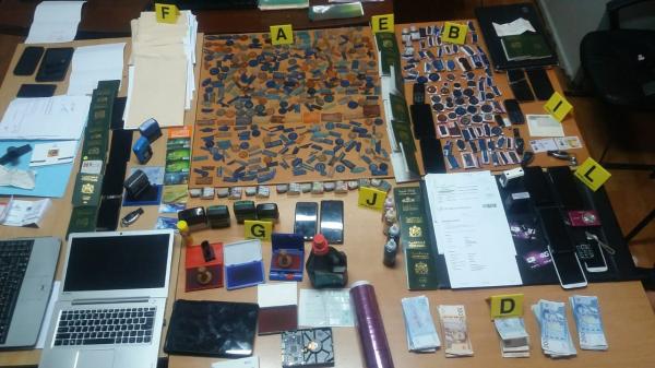 بالصور: سقوط عصابة تنشط في إعداد ملفات مفبركة للحصول على "الفيزا "