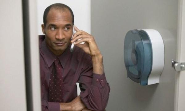 لهذه الأسباب عليك أن تتوقف حالًا عن استخدام الهاتف في المرحاض!