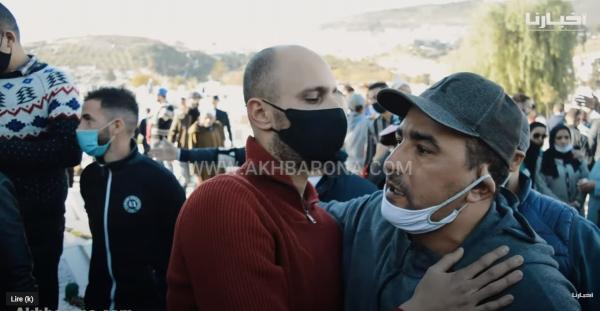 مؤثر.. دموع شقيق محمد أبرهون ولحظات حزن وحسرة في وداع نجم الكرة التطوانية