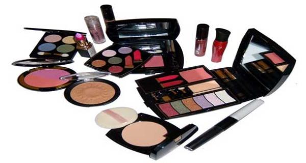 تحذير ... مواد مسرطنة في أدوات تجميل تباع في الأسواق المغربية