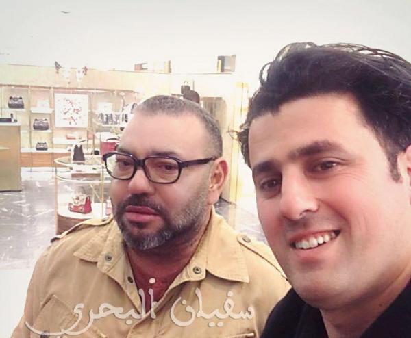 بالصورة: جزائري يلتقي الملك بفرنسا ويعبر عن فرحته ''محمد السادس ملكنا حتا حنا وكنعزوه والجزائريين كيحبوه''