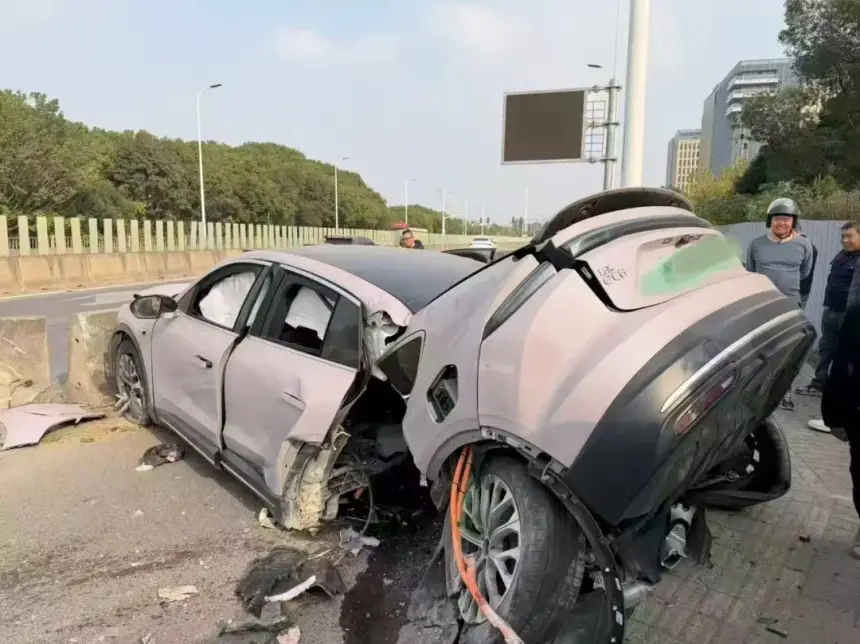 بالفيديو....سيارة نيو EC6 الصينية تنقسم إلى نصفين في حادث غريب