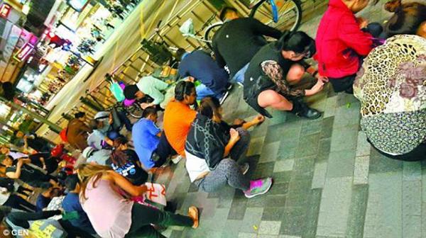 بالفيديو: أحجار كريمة تتساقط في سماء هونغ كونغ