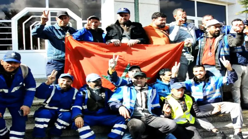 احتجاجات عمال النظافة أمام مقر جماعة طنجة رفضاً لفرض العقود المؤقتة